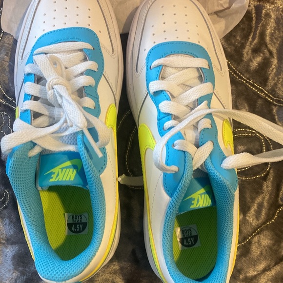 Nike - Picture 4 of 4